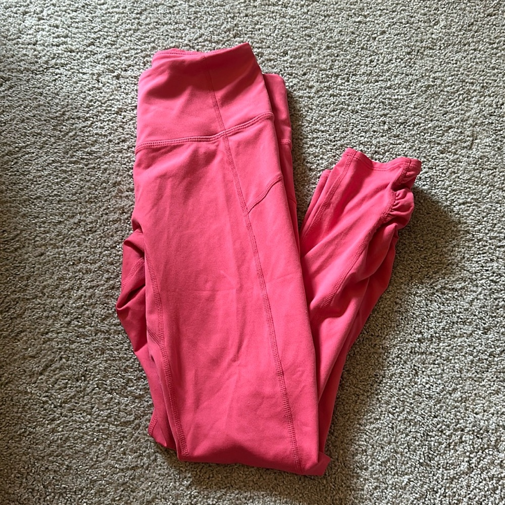 Free people Cropped leggings with cute ruffle/scrunch at the end!